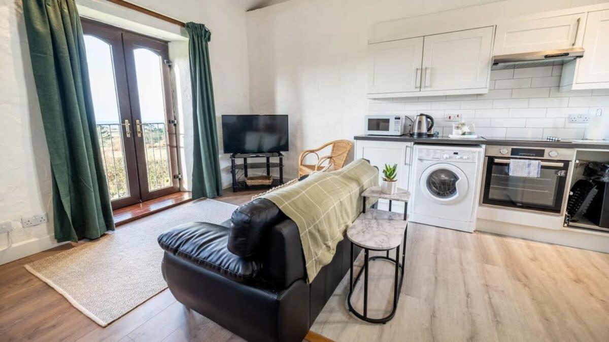 Lovely 2 Bedroom Coastal Cottage Near Bude Exteriör bild